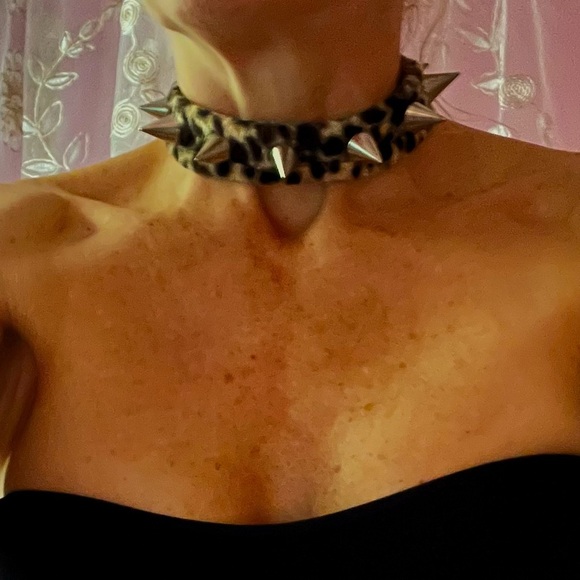 Leopard Print Spiked Choker - Picture 10 of 10